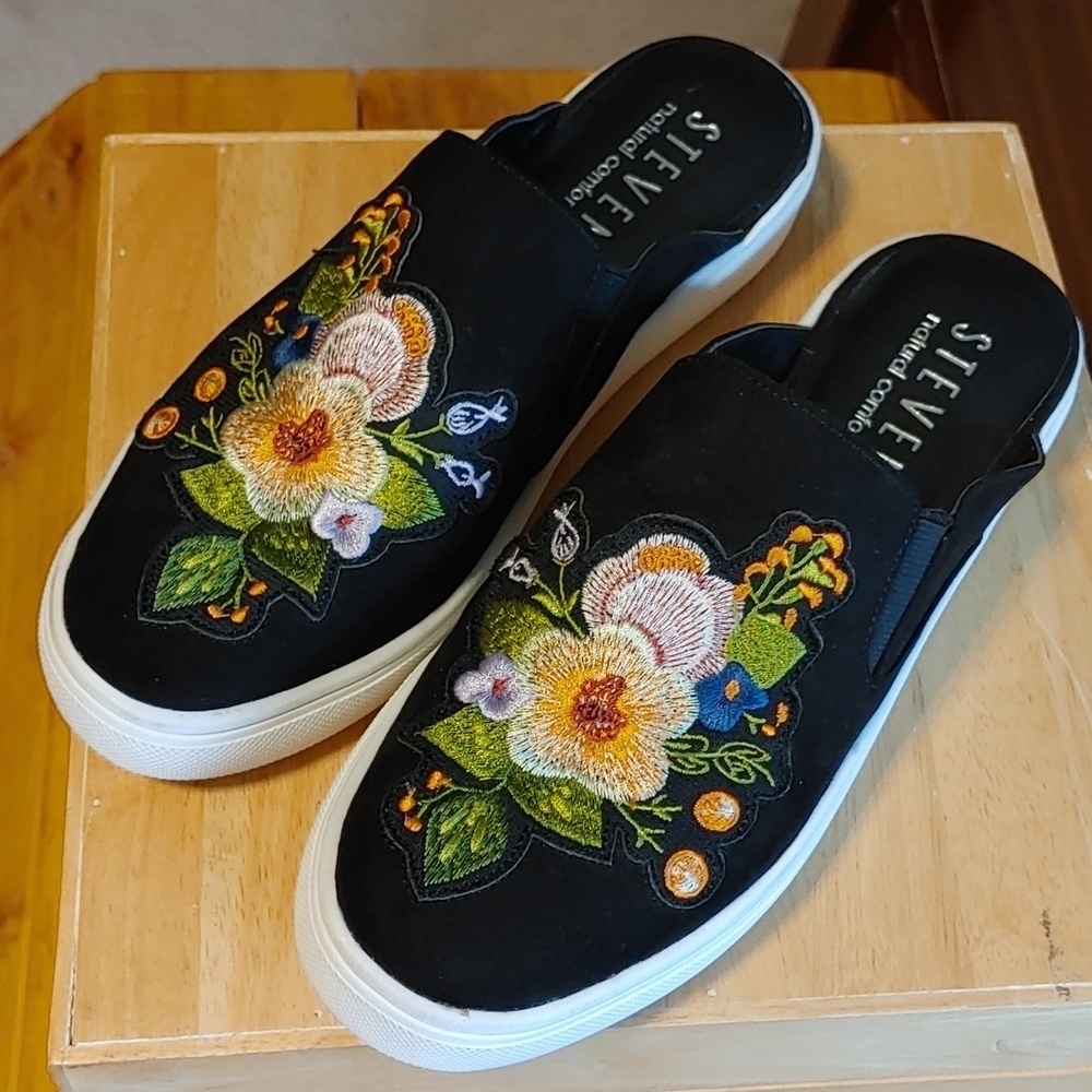 STEVE MADDEN WOMEN'S BLACK FLORAL EMBROIDERED SLIP ON SHOE